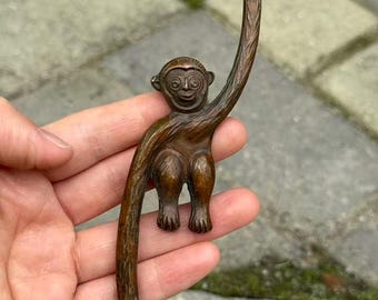ヴィンテージ真鍮製猿、猿の置物、小さな金属製猿、金属製の動物の置物