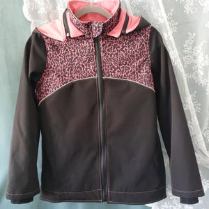 Softshelljacka storlek 140, vatten- och vindtät | Växer med ditt barn tack vare förlängda ärmar | Avtagbar huva med reflexer – Övergångsjacka för utomhusbruk