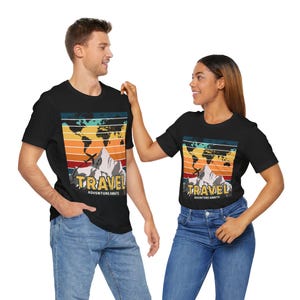 Adventure Awaits Travel Tee, Perfekt für Reisende, Geschenk für Abenteurer, Sommer T-Shirt, Reisekleidung, Grafik-T-Shirt, Retro Sonnenuntergang T-Shirt