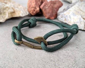 Hunter Green Paracord Fish Hook Bracelet: Adjustable Fishing Gift