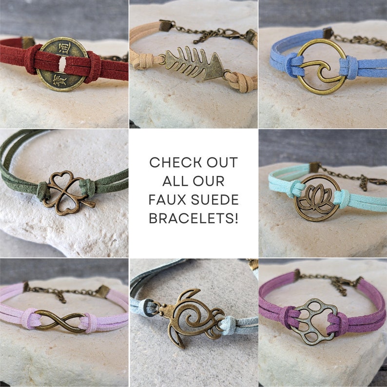 Pode incluir: Uma cole&ccedil;&atilde;o de pulseiras de camur&ccedil;a sint&eacute;tica com v&aacute;rios pingentes, incluindo uma moeda, uma espinha de peixe, uma onda, um trevo de quatro folhas, uma flor de l&oacute;tus, um s&iacute;mbolo de infinito, uma tartaruga e uma pegada.  "CHECK OUT ALL OUR FAUX SUEDE BRACELETS!"