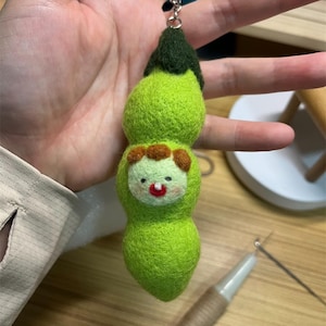 Handgemachte Pea Pod Fee Puppe Schlüsselanhänger | Skurriles Woodland Accessoire