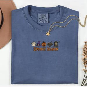 Camiseta bordada de temporada espeluznante, camiseta de Halloween con fantasma, calabaza, bruja y lápida, camiseta bordada de otoño, bonito regalo de Halloween.