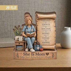 Puede incluir: Figura decorativa de una enfermera leyendo un libro, sentada en una silla. Un pergamino enumera virtudes como la compasión y la fuerza. Una pequeña mesa contiene una planta, una taza y libros. Una bolsa y un corazón están en la base. El texto dice "She Is Mom."