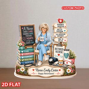 Può includere: Un regalo di pensionamento piatto 2D per un'infermiera. L'immagine presenta una donna seduta che tiene una tazza, circondata da libri, cartelli e attrezzature mediche. Il testo include "A Nurse", "Retired Nurse" e "Happy Retirement!"