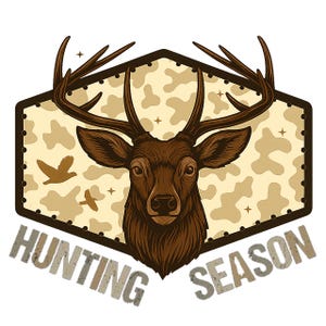 Könnte beinhalten: Ein brauner Hirschkopf mit großem Geweih ist in einem sechseckigen Rahmen mit Tarnmuster-Hintergrund zentriert. Zwei Vögel fliegen in der Nähe des Hirsches. Die Worte "HUNTING SEASON" sind darunter gedruckt.