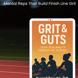 以下が含まれることがあります： 「GRIT & GUTS」というタイトルが大きなオレンジ色の文字で書かれたデジタルブックカバー。カバーには、トラックにいる人々のシルエットと、「Train Your Mind to Conquer Any Distance」というテキストが描かれています。背景はオレンジと黄色のグラデーションです。