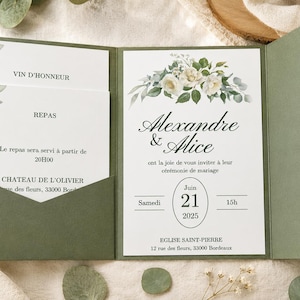 Peut inclure: Un faire-part de mariage vert sauge à volets avec un encart blanc orné d'illustrations florales de roses blanches et de feuilles vertes. Le texte indique les prénoms Alexandre & Alice, la date du 21 juin 2025 et les détails du lieu.