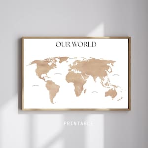 Peut inclure: Une affiche encadrée représentant une carte du monde avec un effet aquarelle dans des tons bruns. Le texte "OUR WORLD" est en haut et "PRINTABLE" en bas. Les océans sont étiquetés. La carte est dans un cadre en bois.