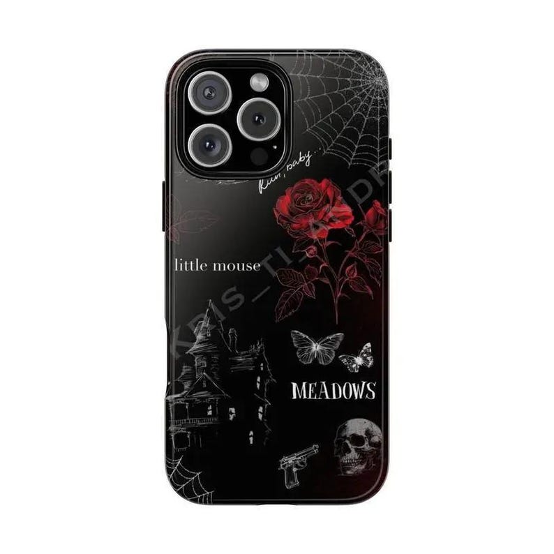 K&ouml;nnte beinhalten: Eine schwarze Smartphone-H&uuml;lle mit einem wei&szlig;en Spinnennetz, einer roten Rose, einem Spukhaus, Schmetterlingen, einem Totenkopf und einer Handfeuerwaffe. Der Text lautet little mouse und MEADOWS, erg&auml;nzt durch wei&szlig;e Linienzeichnungen.