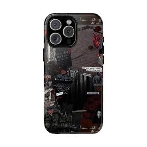 K&ouml;nnte beinhalten: Eine Smartphone-H&uuml;lle mit einem dunklen Collage-Design und roten Akzenten. Die Grafik enth&auml;lt Texte wie "Haunting Adeline", "Hi Stalker", "Cat got your tongue little mouse?", "Psycho Path", "Meadows" und "Good Girl" sowie Abbildungen eines Herzens.
