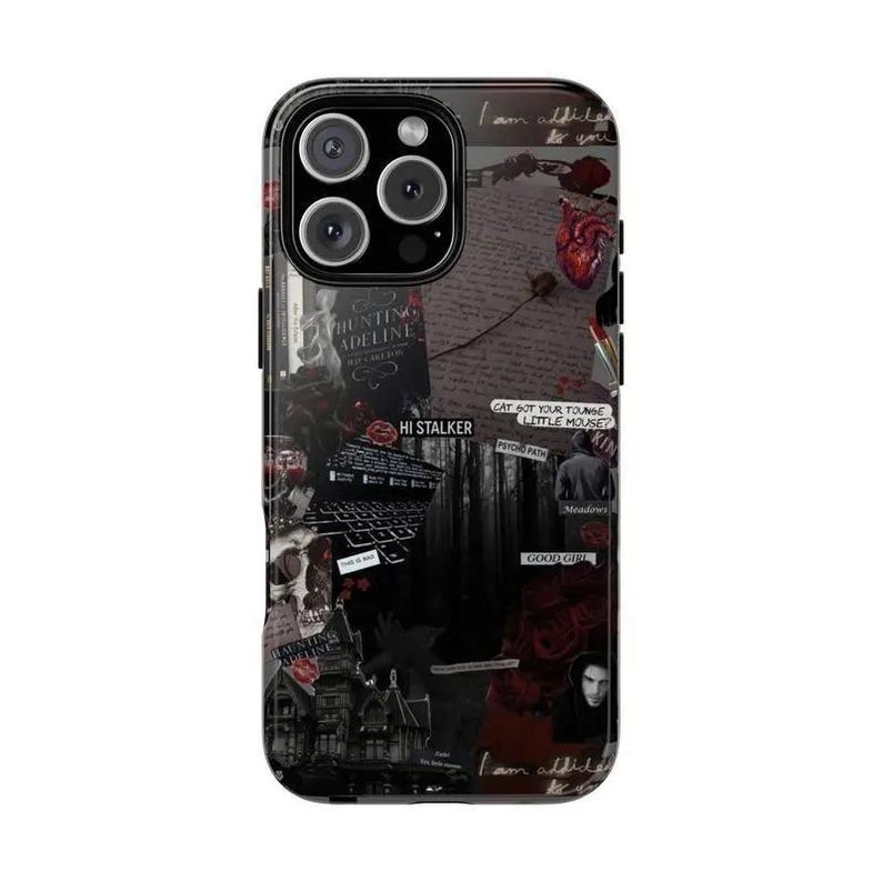 K&ouml;nnte beinhalten: Eine Smartphone-H&uuml;lle mit einem dunklen Collage-Design und roten Akzenten. Die Grafik enth&auml;lt Texte wie "Haunting Adeline", "Hi Stalker", "Cat got your tongue little mouse?", "Psycho Path", "Meadows" und "Good Girl" sowie Abbildungen eines Herzens.