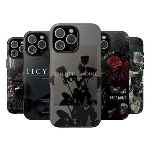 K&ouml;nnte beinhalten: Eine Sammlung von f&uuml;nf Smartphone-H&uuml;llen mit dunklen, gotisch inspirierten Designs. Die mittlere H&uuml;lle zeigt eine Silhouette von Rosen mit dem Text "RUN LITTLE MOUSE, RUN". Andere H&uuml;llen zeigen Bilder von Totenk&ouml;pfen, Spinnennetzen und Schmetterlingen.