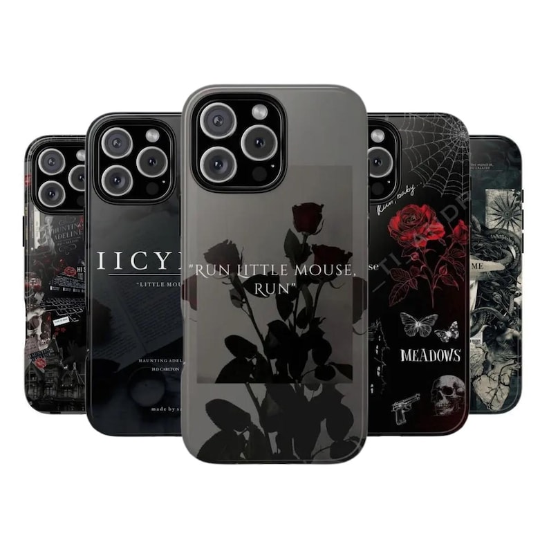 K&ouml;nnte beinhalten: Eine Sammlung von f&uuml;nf Smartphone-H&uuml;llen mit dunklen, gotisch inspirierten Designs. Die mittlere H&uuml;lle zeigt eine Silhouette von Rosen mit dem Text "RUN LITTLE MOUSE, RUN". Andere H&uuml;llen zeigen Bilder von Totenk&ouml;pfen, Spinnennetzen und Schmetterlingen.