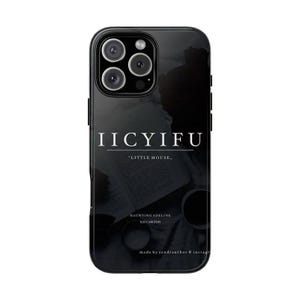 K&ouml;nnte beinhalten: Eine schwarze Smartphone-H&uuml;lle mit einem dunklen, stimmungsvollen Hintergrund, der ein offenes Buch und eine Tasse zeigt. Der Text lautet IICYIFU, "LITTLE MOUSE," HAUNTING ADELINE, H.D CARLTON und made by sandraauthor @ instagram in wei&szlig;er Schrift.