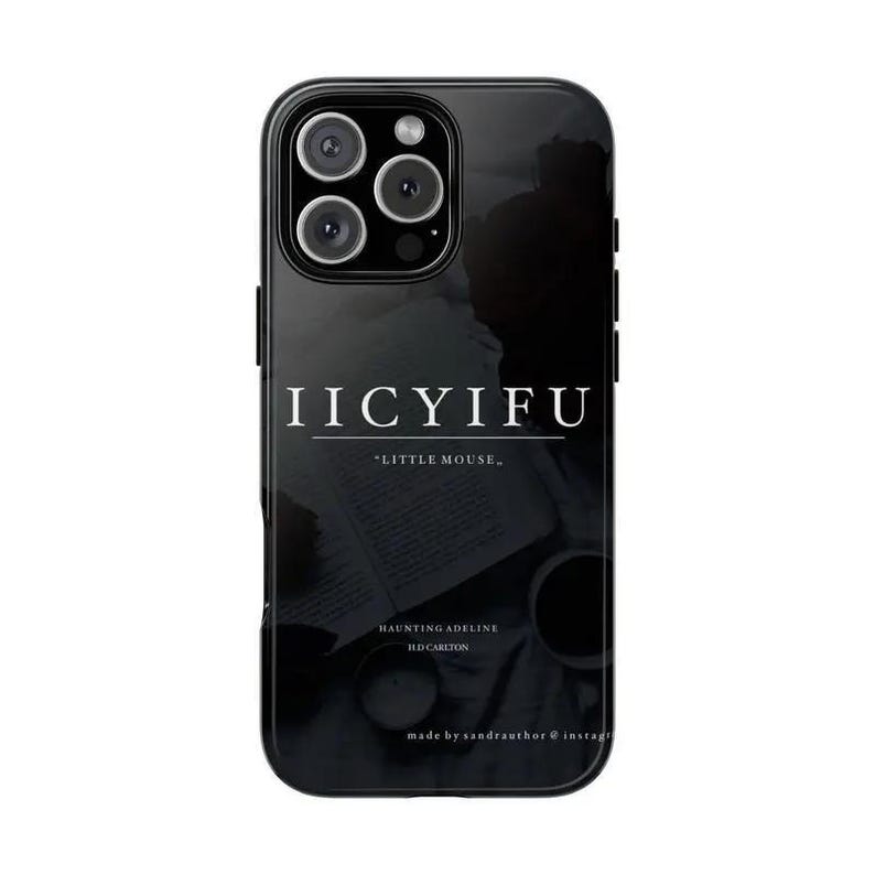 K&ouml;nnte beinhalten: Eine schwarze Smartphone-H&uuml;lle mit einem dunklen, stimmungsvollen Hintergrund, der ein offenes Buch und eine Tasse zeigt. Der Text lautet IICYIFU, "LITTLE MOUSE," HAUNTING ADELINE, H.D CARLTON und made by sandraauthor @ instagram in wei&szlig;er Schrift.