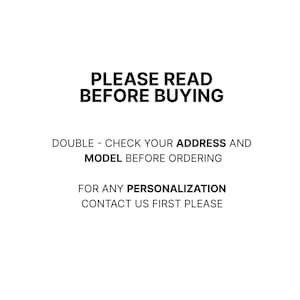 K&ouml;nnte beinhalten: Ein wei&szlig;es Hinweisschild mit schwarzem Text, der lautet: PLEASE READ BEFORE BUYING. DOUBLE-CHECK YOUR ADDRESS AND MODEL BEFORE ORDERING. FOR ANY PERSONALIZATION CONTACT US FIRST PLEASE. Der Text ist zentriert und in einer klaren Schrift.