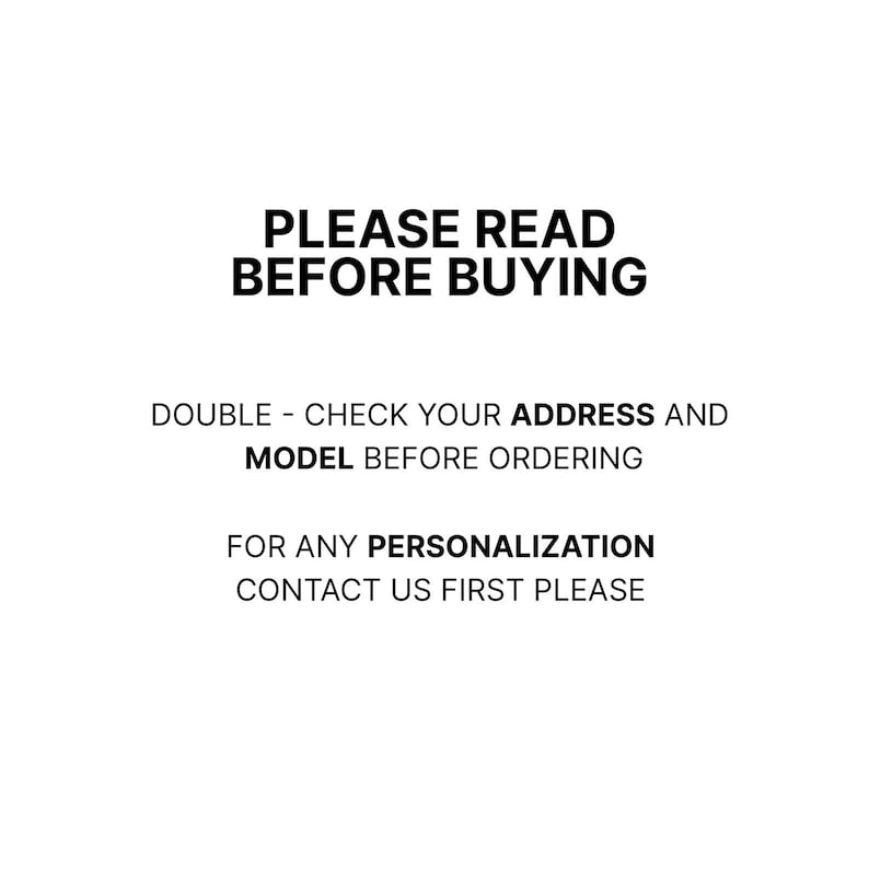 K&ouml;nnte beinhalten: Ein wei&szlig;es Hinweisschild mit schwarzem Text, der lautet: PLEASE READ BEFORE BUYING. DOUBLE-CHECK YOUR ADDRESS AND MODEL BEFORE ORDERING. FOR ANY PERSONALIZATION CONTACT US FIRST PLEASE. Der Text ist zentriert und in einer klaren Schrift.