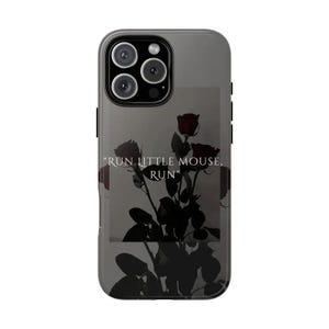 K&ouml;nnte beinhalten: Eine dunkelgraue Smartphone-H&uuml;lle mit einer rechteckigen Grafik aus silhouettierten Rosen vor hellem Hintergrund. Der Text "RUN LITTLE MOUSE, RUN" ist in wei&szlig;en Gro&szlig;buchstaben in der Mitte des Blumenmotivs aufgedruckt.