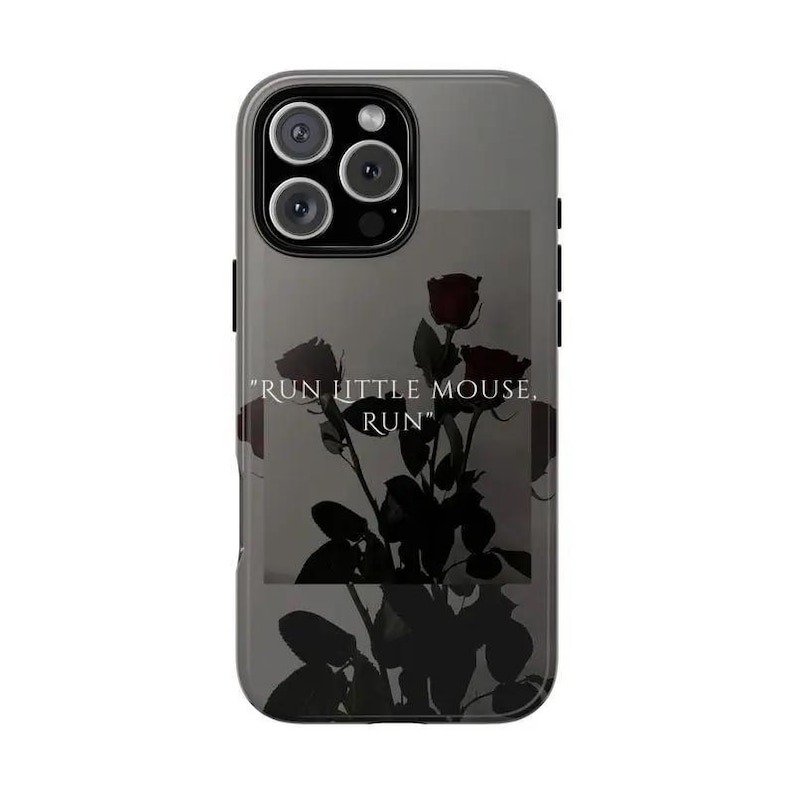 K&ouml;nnte beinhalten: Eine dunkelgraue Smartphone-H&uuml;lle mit einer rechteckigen Grafik aus silhouettierten Rosen vor hellem Hintergrund. Der Text "RUN LITTLE MOUSE, RUN" ist in wei&szlig;en Gro&szlig;buchstaben in der Mitte des Blumenmotivs aufgedruckt.