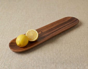 Bandeja de teca vintage / Bandeja de madera de mediados de siglo / Bandeja de escritorio escandinava / Bandeja larga de madera para servir / Decoración Japandi / 42 cm