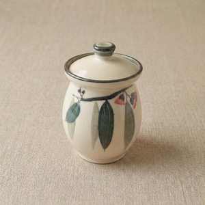ヴィンテージスタジオ陶器の蓋付き瓶 | マレーガムミルデュラ | オーストラリア地方陶器 | ガムナットの花のモチーフ | ミッドセンチュリーコレクターズアイテム