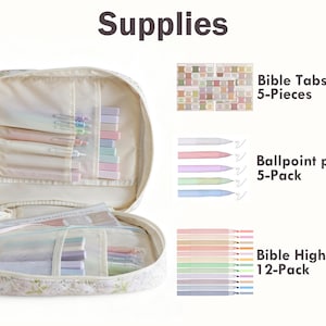 Puede incluir: Un estuche con estampado floral abierto, lleno de bol&iacute;grafos, resaltadores y pesta&ntilde;as b&iacute;blicas en colores pastel. La imagen incluye un juego de 5 pesta&ntilde;as b&iacute;blicas, un paquete de 5 bol&iacute;grafos y un paquete de 12 resaltadores b&iacute;blicos. La palabra "Supplies" est&aacute; en la parte superior.