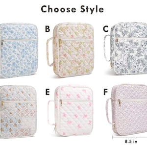 Puede incluir: Una selecci&oacute;n de bolsos acolchados con dise&ntilde;os florales y estampados. Cada bolso tiene una cremallera superior, un asa y forma rectangular. Dimensiones: 30,5 cm de alto y 21,6 cm de ancho. El texto "Choose Style" est&aacute; en la parte superior.