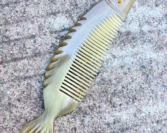 Natürlicher vorzüglicher Yak Hornfischformkamm, Tierhornendkamm, geschnitzter feiner Zahn, kein Static, Geschenke für Freundinnen, Liebhabergeschenke hcx051
