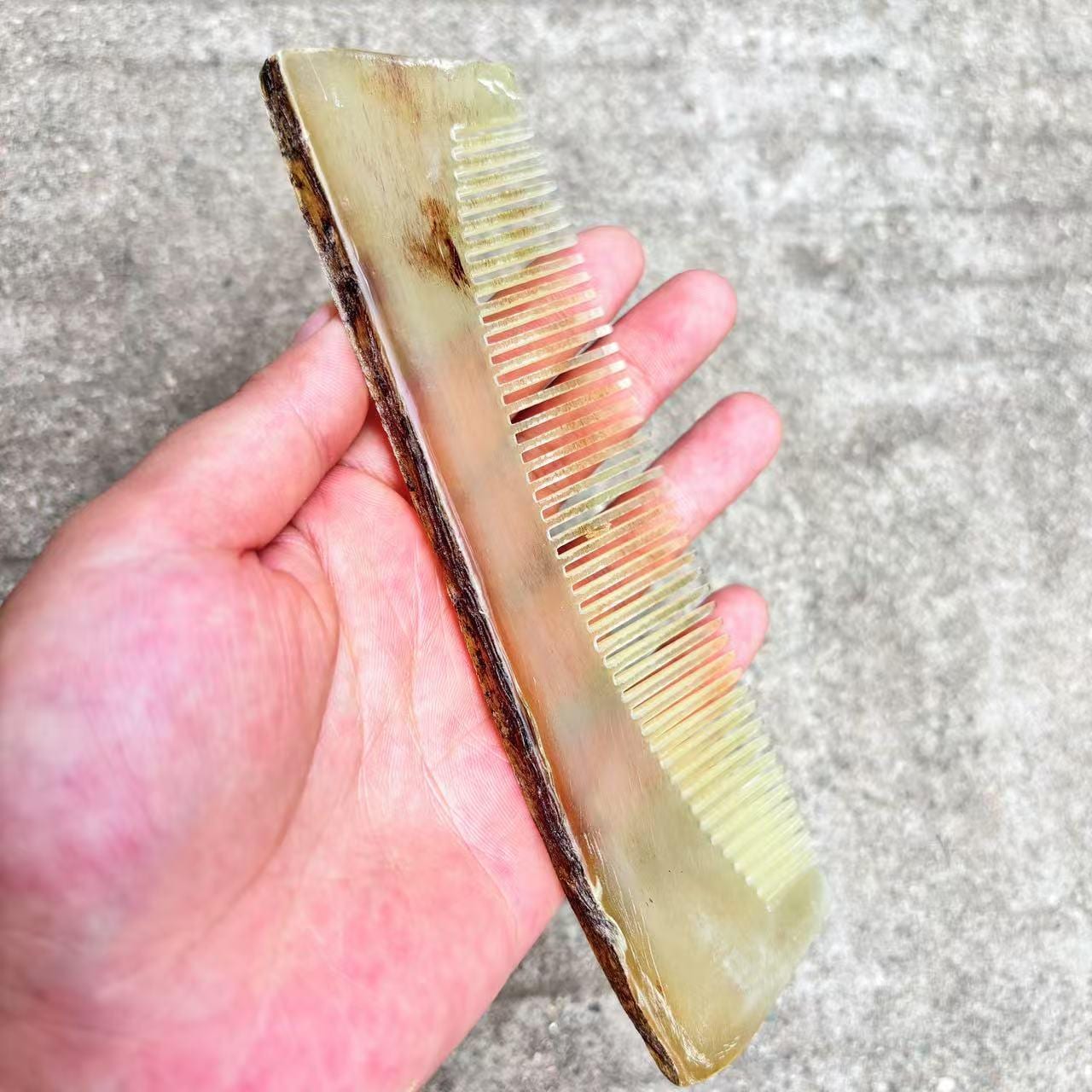 持続可能な天然ヤクの角の葉型コーム、彫刻された細かい歯、動物の角の