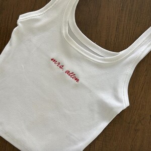 Débardeur court brodé personnalisé, Débardeur court avec texte personnalisé, Débardeur court de mercerie personnalisé, Chemise brodée avec nom personnalisé