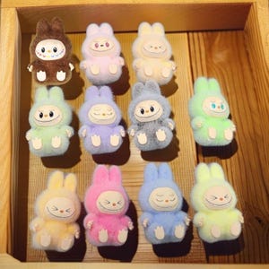 Labubu Inspiriert Sitzende Miniatur Labubu Puppen Replik aufregende Macaron farblich passende 3D gedruckte Labubu Puppenhaus Accessoires