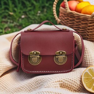 High-End Vintage Mini Square Lock Bag für Kinder - verstellbare Crossbody Bag für Mädchen mit Metallverschluss Flip Cover