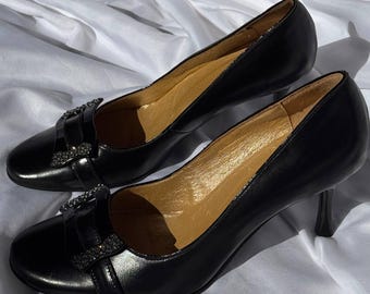 Zwarte leren pumps met halfhoge hak – schoenen met kristallen gesp