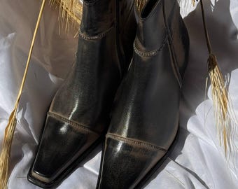 Botines de piel negra envejecida con efecto marrón vintage y tacón de 5 cm.