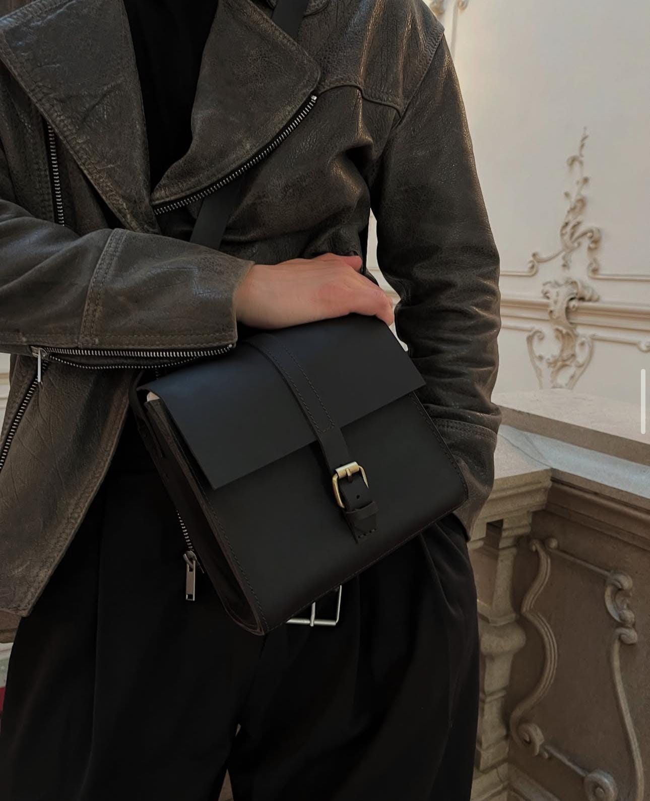 Borsa a tracolla in pelle: pelle pieno fiore, fibbia in ottone