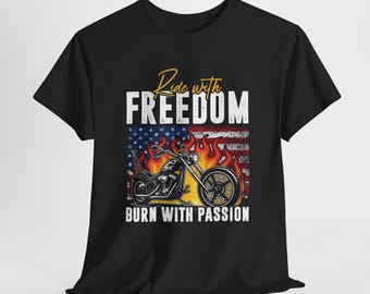 Maglietta Ride with Freedom: maglietta grafica con bandiera americana per motociclisti, maglietta da motociclista Burn with Passion, maglietta da motociclista con fiamme USA, regalo patriottico per motociclisti.