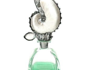 Botella de vidrio con tapa de concha de Nautilus sintética
