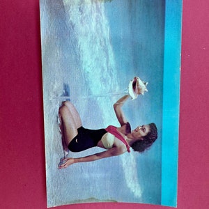 Postal vintage de mujeres en la playa, descarga digital