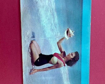 Postal vintage de mujeres en la playa