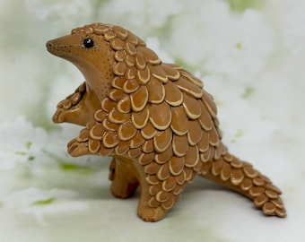 リアルな色の立ち姿のセンザンコウの置物 高さ5 cm、長さ11 cm - Etsy 日本