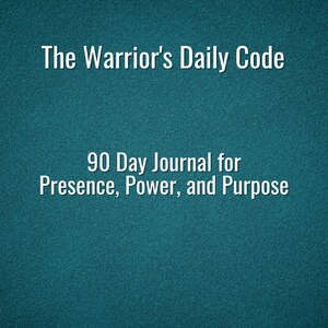 Puede incluir: Una portada de diario de color turquesa con el título "The Warrior's Daily Code" en texto blanco. Debajo, se lee "90 Day Journal for Presence, Power, and Purpose". Un pequeño gráfico negro y azul de una criatura alada está en la parte inferior.