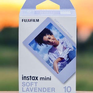 Instax Mini ソフトラベンダー 10フレームフィルム。すべての Instax Mini カメラとプリンターに適しています。