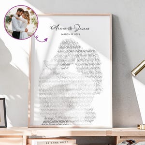 K&ouml;nnte beinhalten: Ein gerahmter Druck mit den Namen "Arina & James" und dem Datum "12. M&auml;rz 2025". Das Kunstwerk ist eine Silhouette, die mit Songtexten gef&uuml;llt ist. Ein kleines Foto eines Paares befindet sich in der oberen linken Ecke.