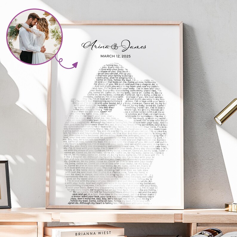 K&ouml;nnte beinhalten: Ein gerahmter Druck mit den Namen "Arina & James" und dem Datum "12. M&auml;rz 2025". Das Kunstwerk ist eine Silhouette, die mit Songtexten gef&uuml;llt ist. Ein kleines Foto eines Paares befindet sich in der oberen linken Ecke.