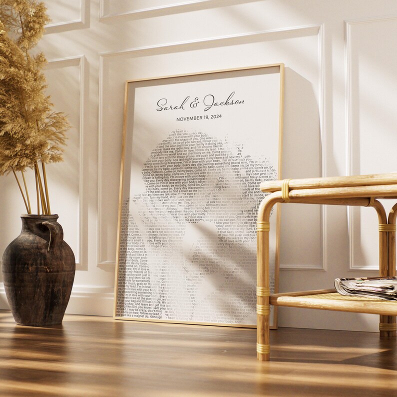 K&ouml;nnte beinhalten: Ein gerahmter Druck mit den Namen "Sarah & Jackson" und dem Datum "November 19, 2024" oben. Der Druck zeigt eine Silhouette, die mit Text gef&uuml;llt ist. Links befindet sich eine dunkelbraune Vase mit getrockneten Pflanzen.