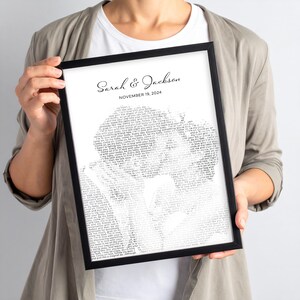 K&ouml;nnte beinhalten: Ein schwarz gerahmter Druck mit den Namen "Sarah & Jackson" und dem Datum "NOVEMBER 19, 2024" oben. Das Bild ist eine Silhouette von zwei Personen, die aus Text bestehen. Der Druck wird von einer Person gehalten.