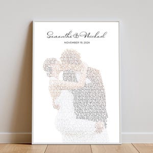 K&ouml;nnte beinhalten: Gerahmter Druck mit den Namen "Samantha & Michael" und dem Datum "19. November 2024." Das Kunstwerk ist eine Silhouette, die mit Songtexten gef&uuml;llt ist. Der Druck wird in einem wei&szlig;en Rahmen angezeigt.