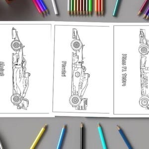 Puede incluir: Tres páginas para colorear con coches de carreras de Fórmula 1 de Alpine, Ferrari y Haas F1 Team. Cada página muestra un contorno detallado en blanco y negro de un coche de carreras, con el nombre del equipo impreso. Lápices de colores dispersos.