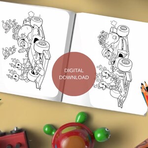 Puede incluir: Libro abierto con dos páginas que presentan ilustraciones en blanco y negro de un coche de carreras con renos y elfos. El texto "DIGITAL DOWNLOAD" está en un círculo rojo. Un vaso de lápices de colores y adornos navideños están sobre una superficie amarilla.